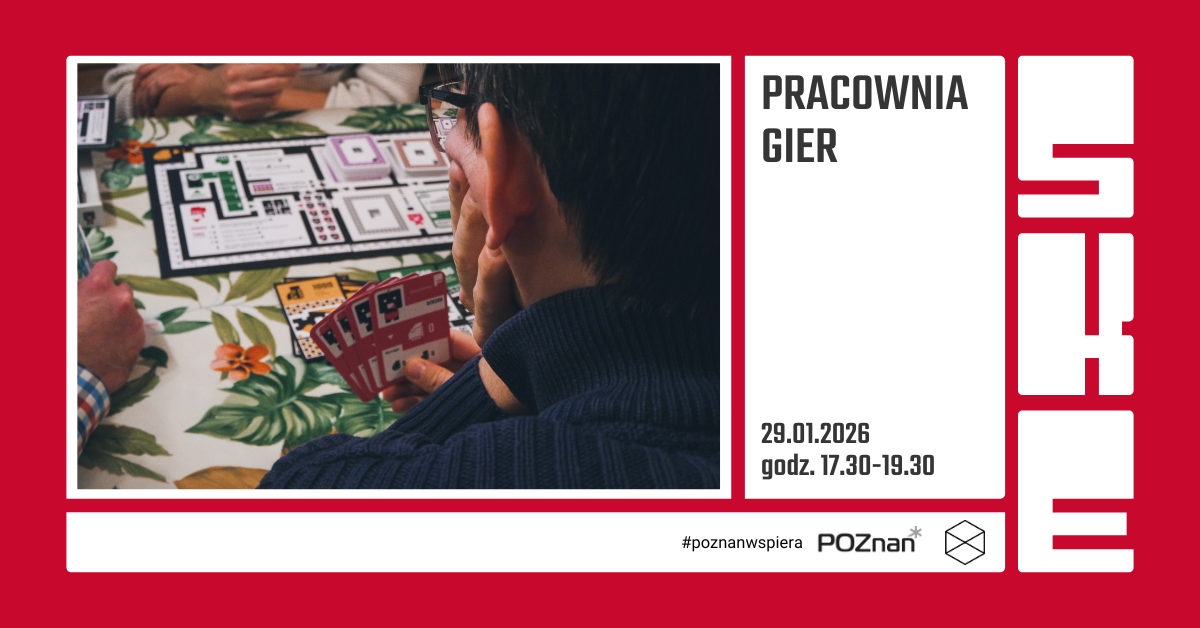 Na grafice jest zdjęcie, na którym jest plansza do gier oraz osoba trzymająca karty. Z boku umieszczony jest napis Pracownia gier wraz z datą wydarzenia.